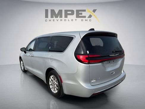 Used 2024 Chrysler Pacifica Touring-L FWD image 3