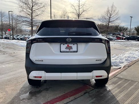 Used 2025 Nissan Kicks SV image 7