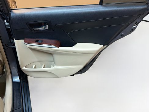 Used 2013 Toyota Camry XLE w/ Leather Pkg image 31