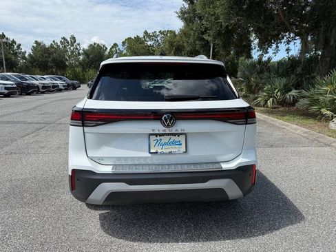 Used 2025 Volkswagen Tiguan SE FWD image 13