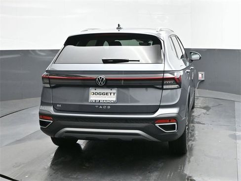 Used 2025 Volkswagen Taos SE w/ Panoramic Sunroof Package image 11