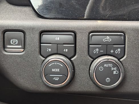 Used 2024 Chevrolet Silverado 2500 LT AWD/4WD image 9