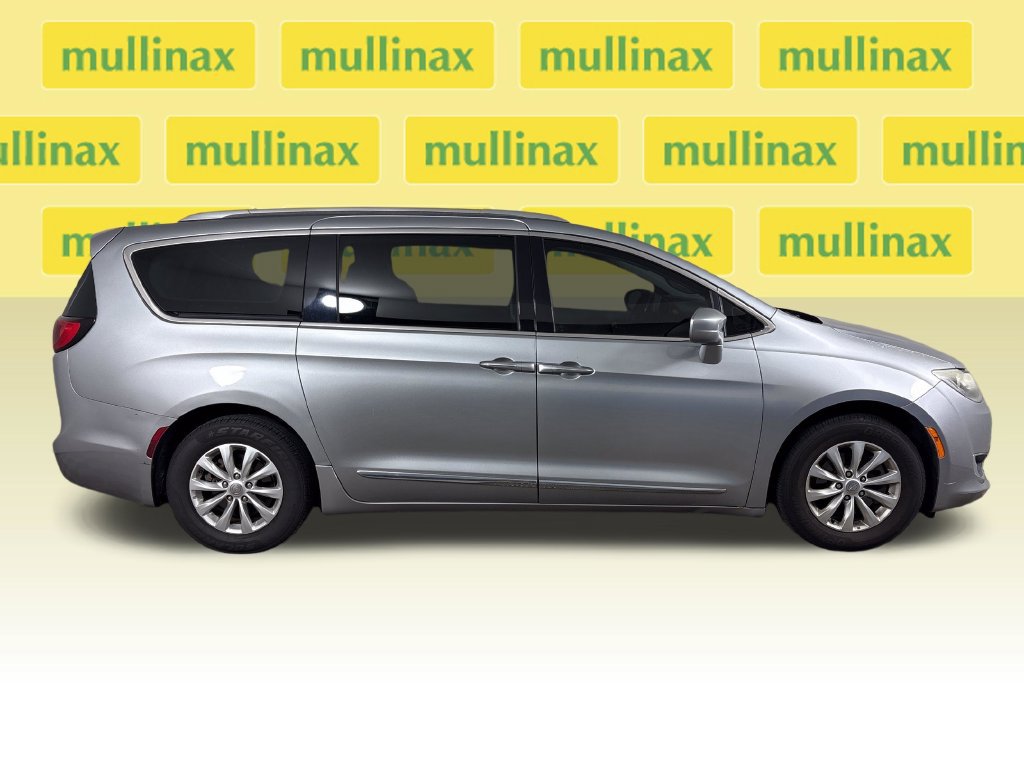 Used 2019 Chrysler Pacifica Touring-L FWD image 2