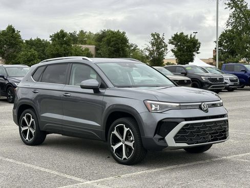 Used 2025 Volkswagen Taos SEL AWD/4WD image 7