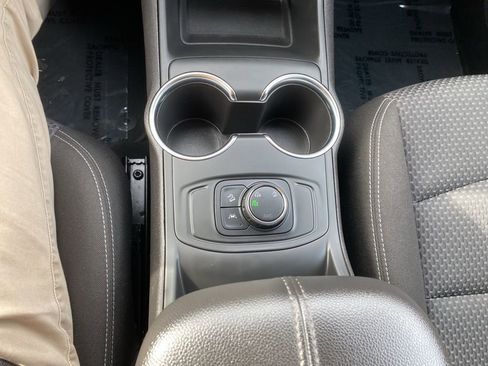 Used 2024 GMC Terrain SLE AWD/4WD image 19