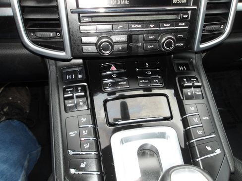 Used 2013 Porsche Cayenne image 21