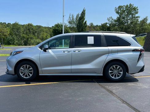 Used 2025 Toyota Sienna XLE FWD image 39