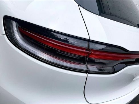 Certified 2025 Porsche Macan AWD/4WD image 31