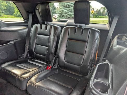 Used 2016 Ford Explorer XLT w/ Equipment Group 202A AWD/4WD image 14