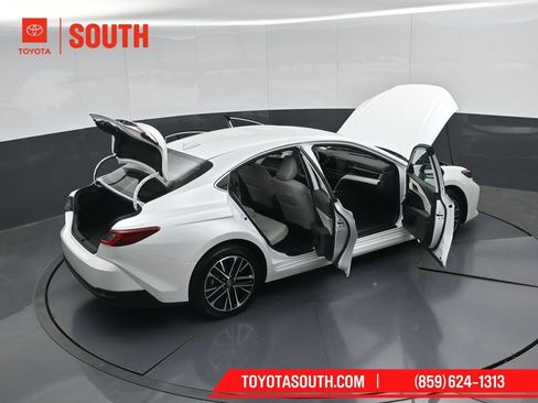 Used 2025 Toyota Camry XLE AWD/4WD image 51
