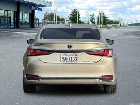 Used 2021 Lexus ES 300h w/ Accessory Package 2 image 7