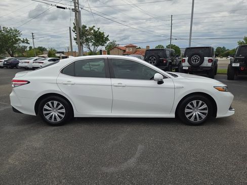 Used 2020 Toyota Camry LE w/ Sunroof Package FWD image 8