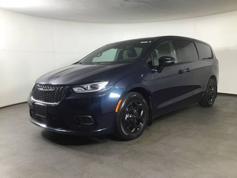 Used 2023 Chrysler Pacifica Limited w/ Uconnect Theater Family Group FWD image 3