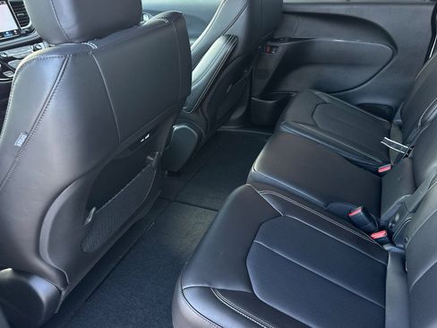 New 2026 Chrysler Pacifica Select image 9