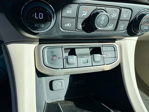 Used 2022 GMC Acadia Denali w/ Denali Ultimate Package AWD/4WD image 16
