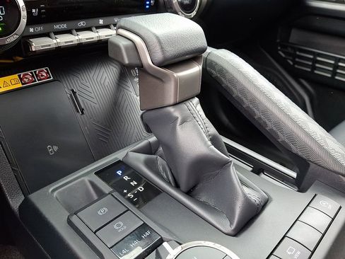 Used 2025 Toyota 4Runner Limited AWD/4WD image 18