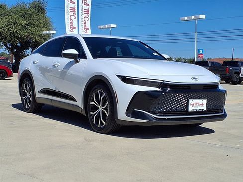 Used 2023 Toyota Crown XLE image 3