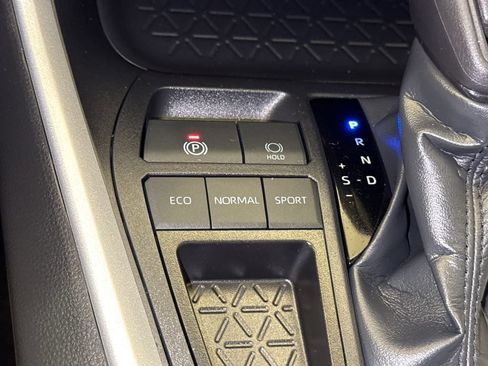Used 2025 Toyota RAV4 XLE w/ Convenience Package FWD image 28
