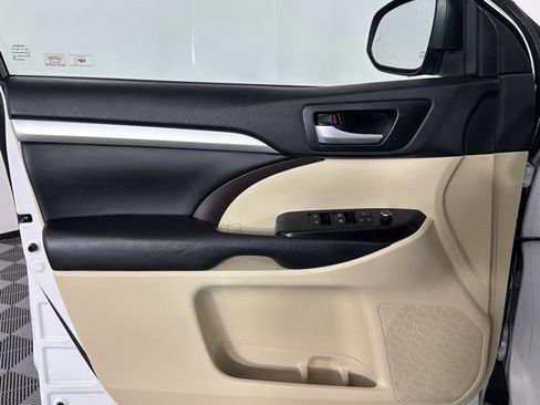 Used 2018 Toyota Highlander XLE image 14