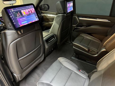 Used 2025 Cadillac Escalade ESV Sport AWD/4WD image 13