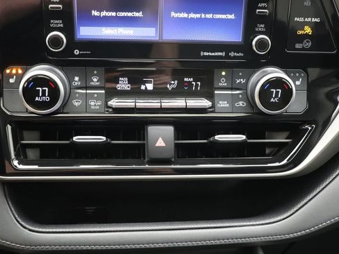 Used 2021 Toyota Highlander XLE image 22