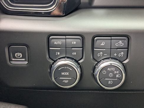 Used 2025 GMC Sierra 2500 AT4 w/ AT4 Premium Plus Package AWD/4WD image 25
