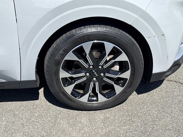 Used 2024 Kia Carnival EX FWD image 5