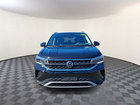 Used 2023 Volkswagen Taos SE w/ Panoramic Sunroof Package image 2