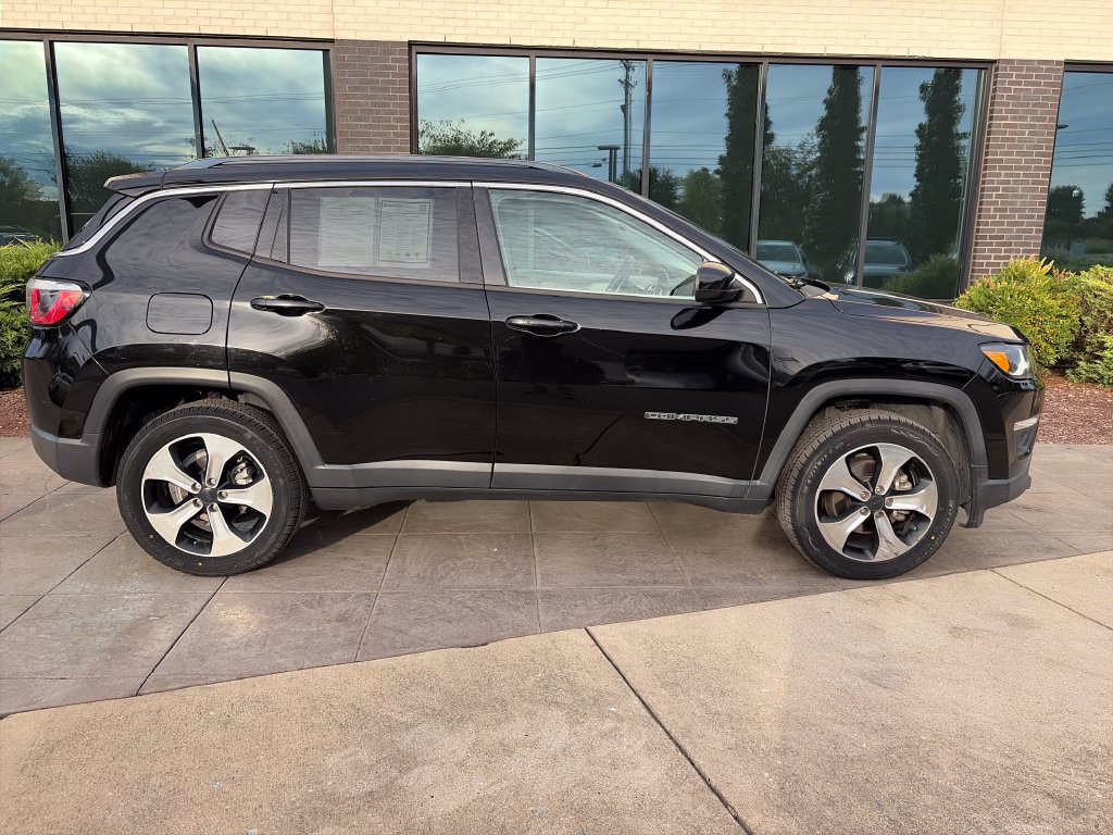 Used 2018 Jeep Compass Latitude w/ Popular Equipment Group AWD/4WD image 3