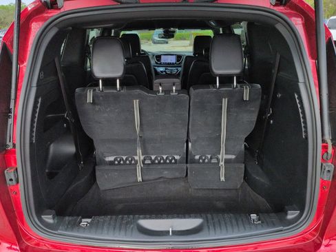 Used 2025 Chrysler Pacifica Select image 13