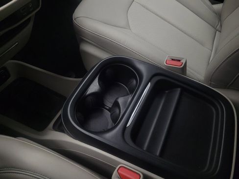 Used 2018 Chrysler Pacifica Touring-L image 26