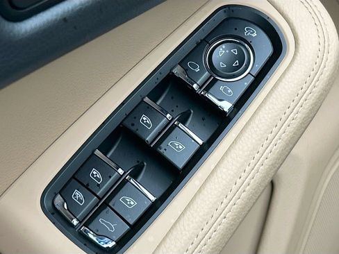 Used 2026 Porsche Macan AWD/4WD image 24