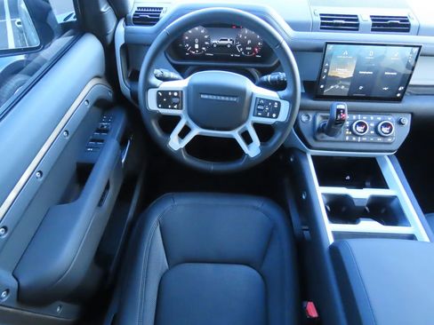 Used 2025 Land Rover Defender 110 X-Dynamic SE image 5