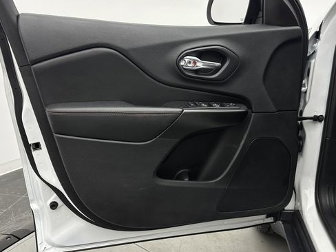 Used 2019 Jeep Cherokee Trailhawk image 23