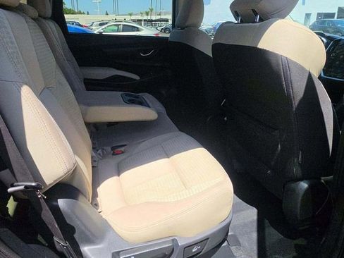 Used 2023 Subaru Ascent Premium w/ Convenience Package AWD/4WD image 9