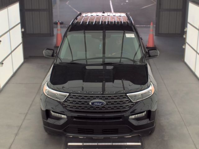 Used 2024 Ford Explorer XLT w/ Equipment Group 202A AWD/4WD image 2
