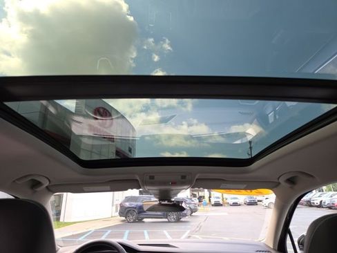 Certified 2022 Volkswagen Tiguan SE w/ Panoramic Sunroof Package image 21