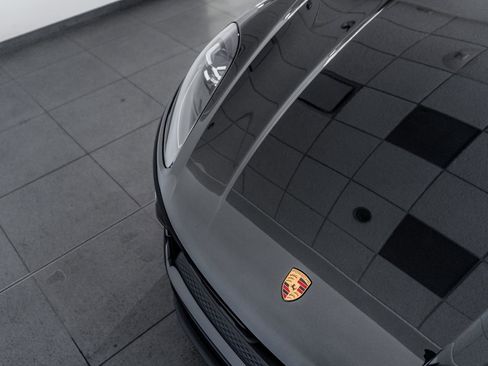 Certified 2025 Porsche Macan image 11