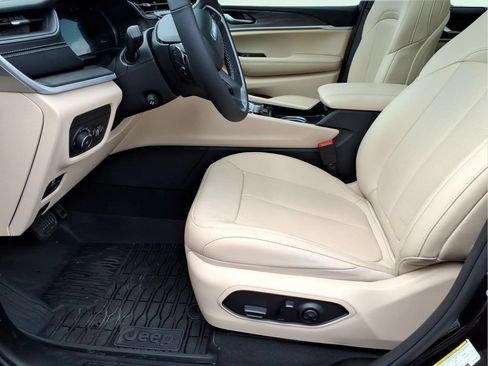 Used 2025 Jeep Grand Cherokee Limited w/ Luxury Tech Group II AWD/4WD image 20