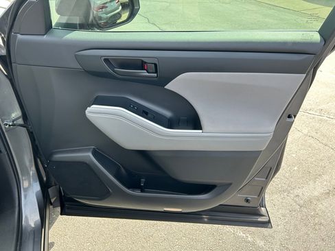 Used 2022 Toyota Highlander LE image 26