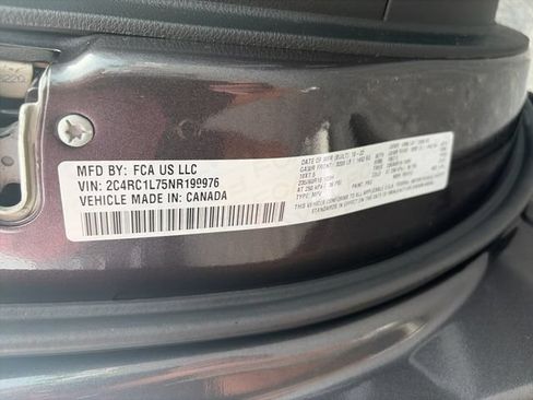 Used 2022 Chrysler Pacifica Touring-L w/ Uconnect Theater Family Group FWD image 27