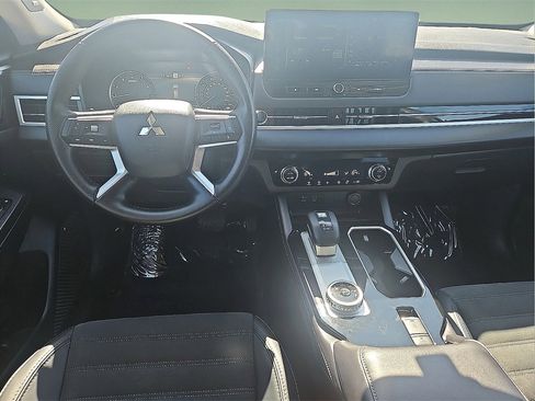 Used 2025 Mitsubishi Outlander SE image 17