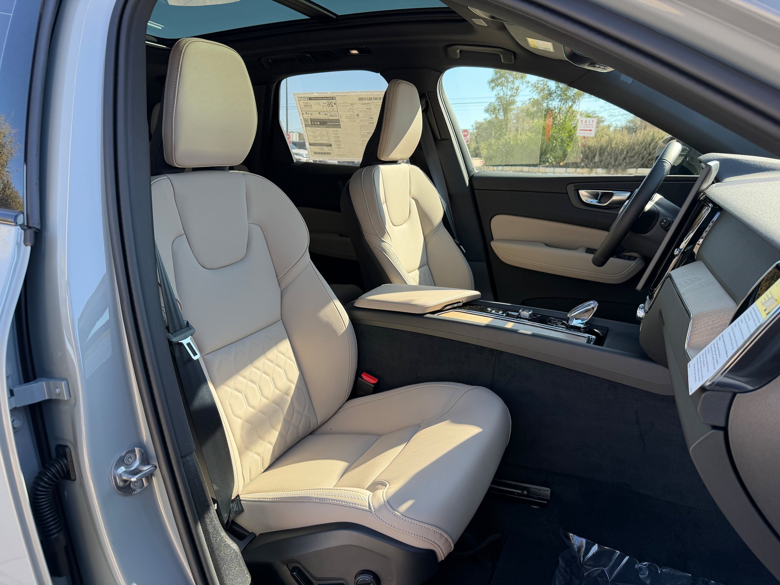 New 2026 Volvo XC60 B5 Plus w/ Protection Package Premier AWD/4WD image 8