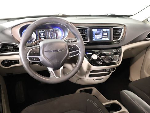 Used 2022 Chrysler Voyager LX image 2