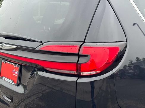 Used 2023 Chrysler Pacifica Touring-L FWD image 13