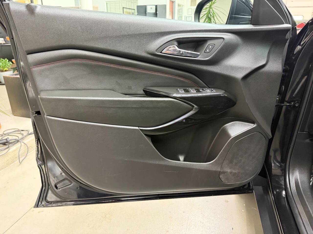Used 2025 Chevrolet Trax RS w/ Sunroof Package FWD image 9