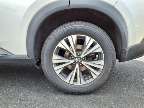 Used 2021 Nissan Rogue SV image 3