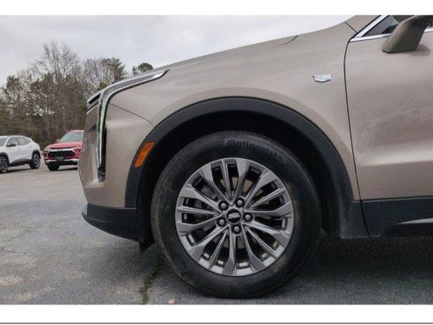 Used 2025 Cadillac XT4 Premium Luxury FWD image 2