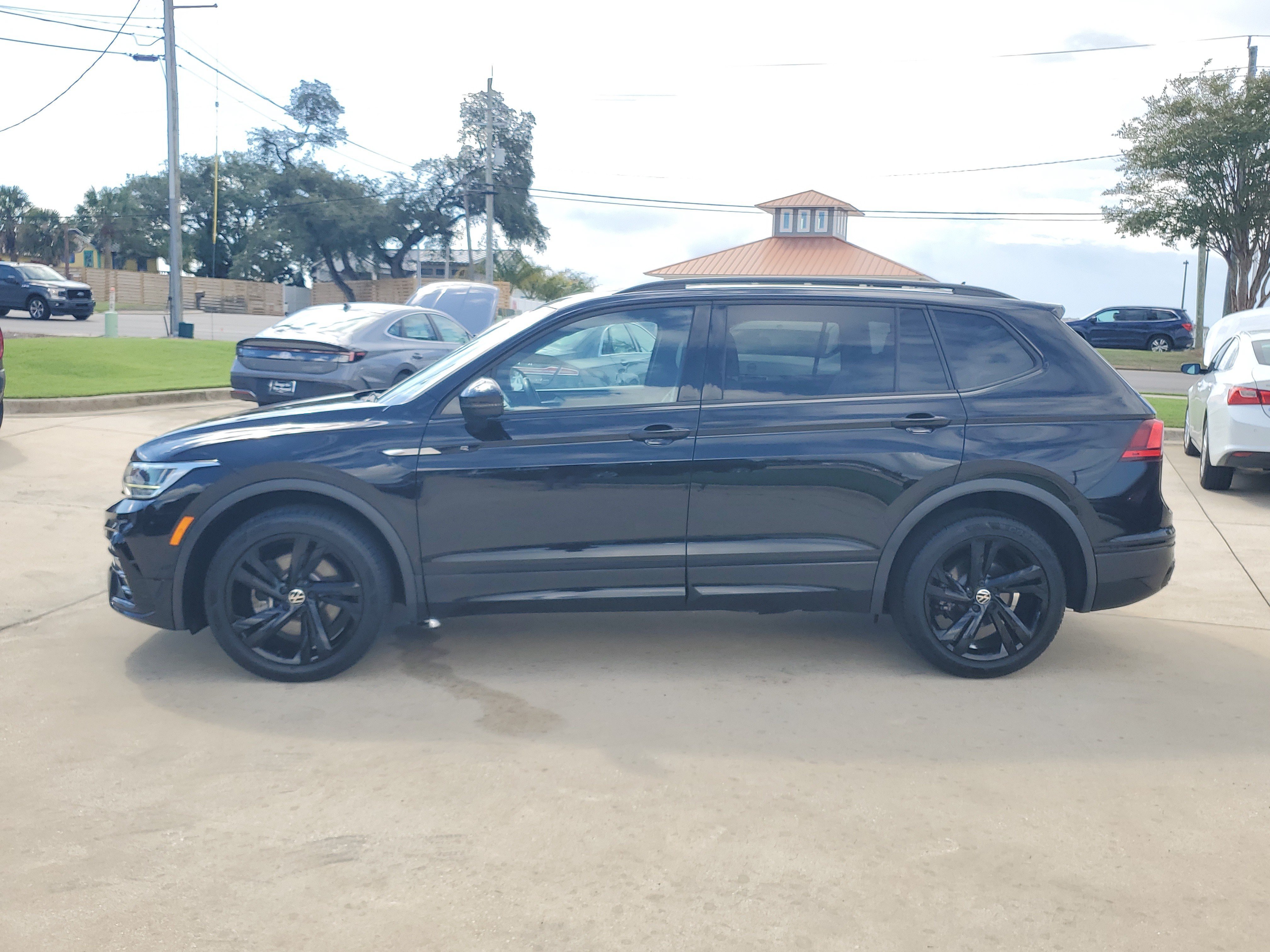 Used 2024 Volkswagen Tiguan SE R-Line FWD image 2