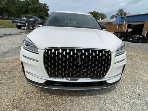 Used 2024 Lincoln Corsair Reserve w/ Rear Removable Package Tray FWD image 10
